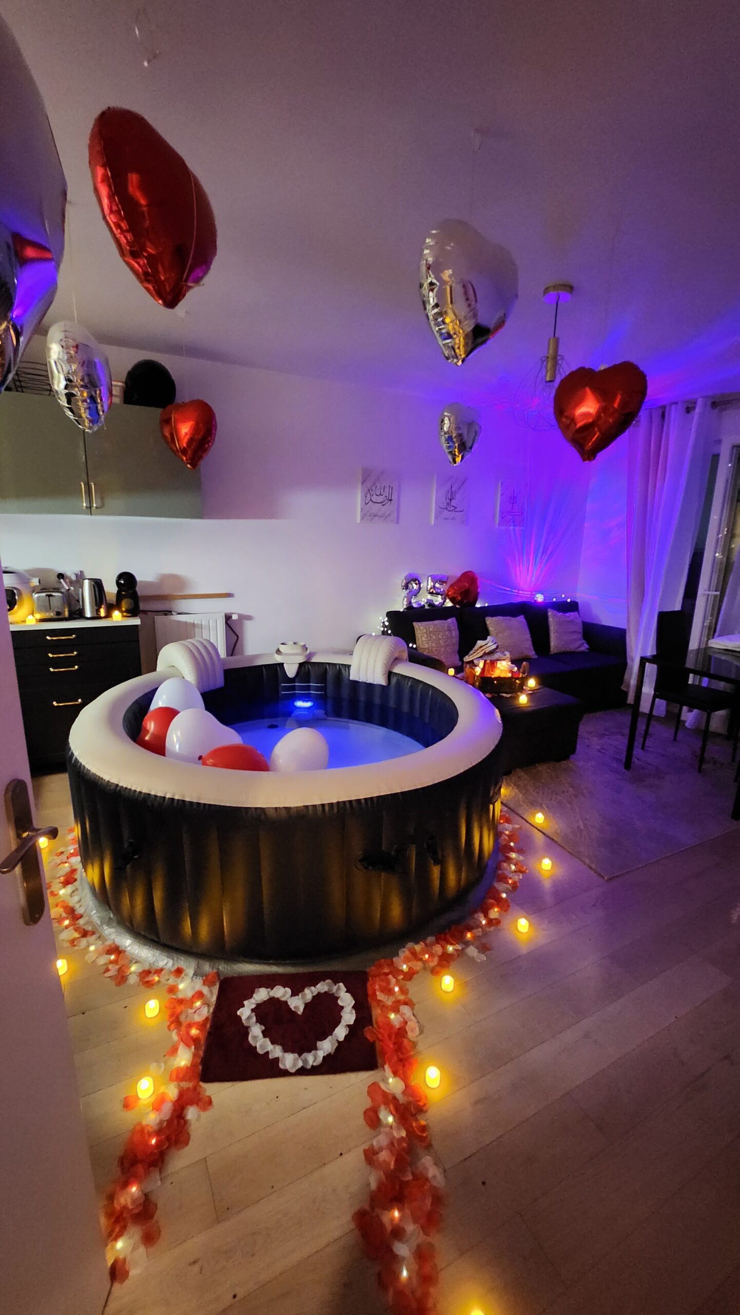Pack Prestige - jacuzzi avec des ballons, pétales et guirlandes lumineuses